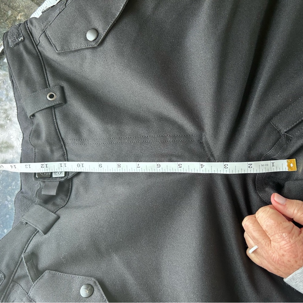 686 Black Snowboard Skiing Pants. Vents and cargo pockets. Waterproof and warm. - Picture 13 of 14